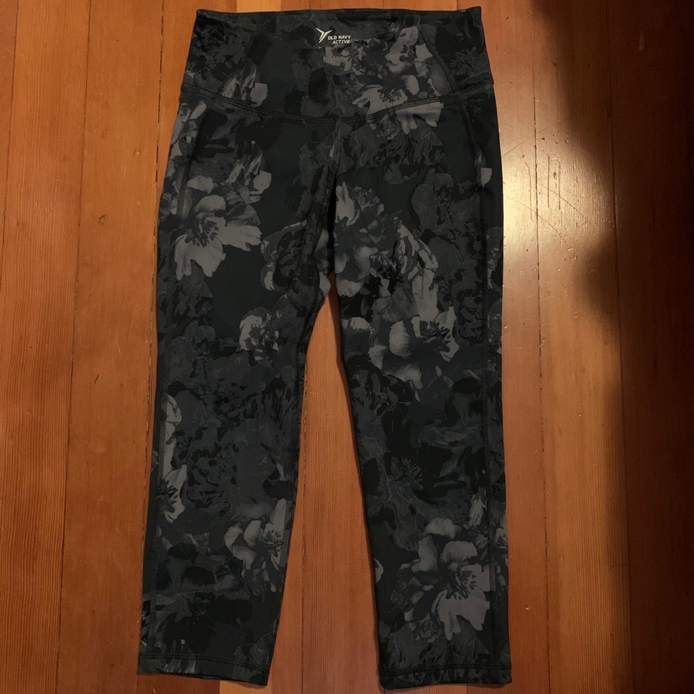 Old Navy gray floral capri leggings, size S